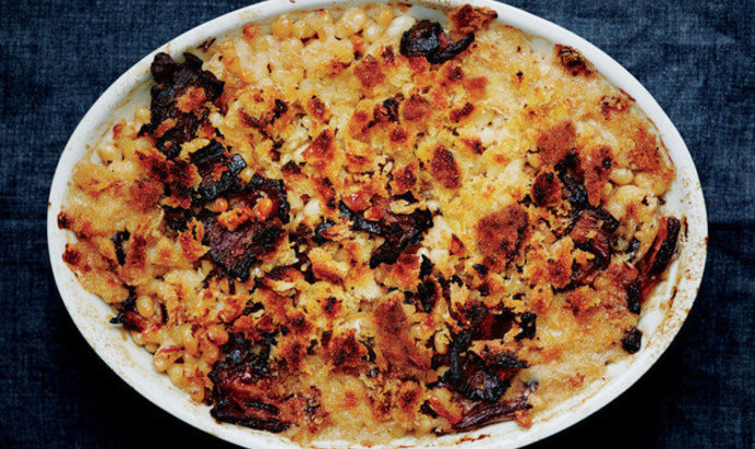 Запеканка из фасоли с беконом и хлебной крошкой