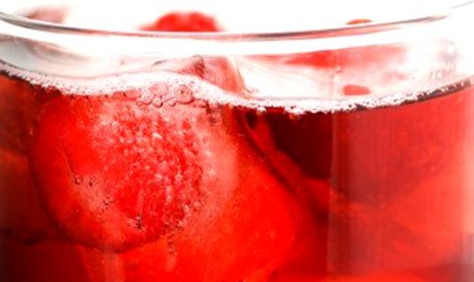 Ледяные кубики из клубники и лимонного сока для шампанского