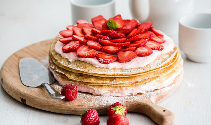 Блинный пирог с клубникой