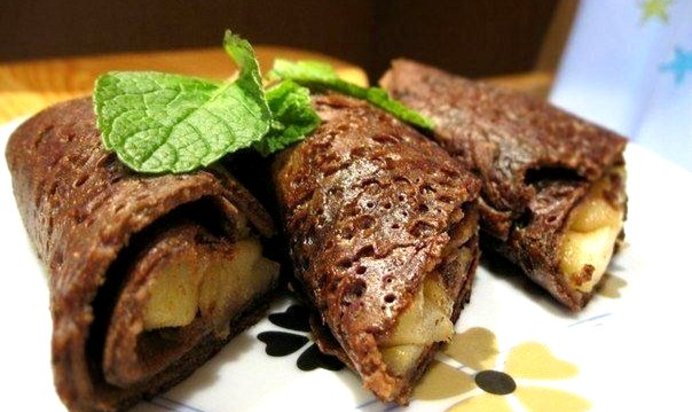 Шоколадные блины с карамельными яблоками