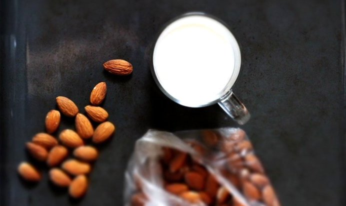 Быстрое миндальное молоко
