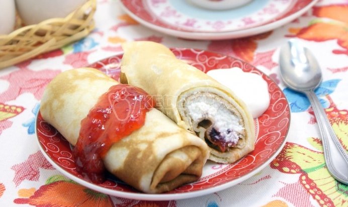 Блины на сливках с творогом и клубничным джемом
