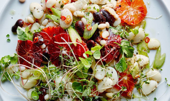 Салат с красными апельсинами, фасолью и брюссельской капустой