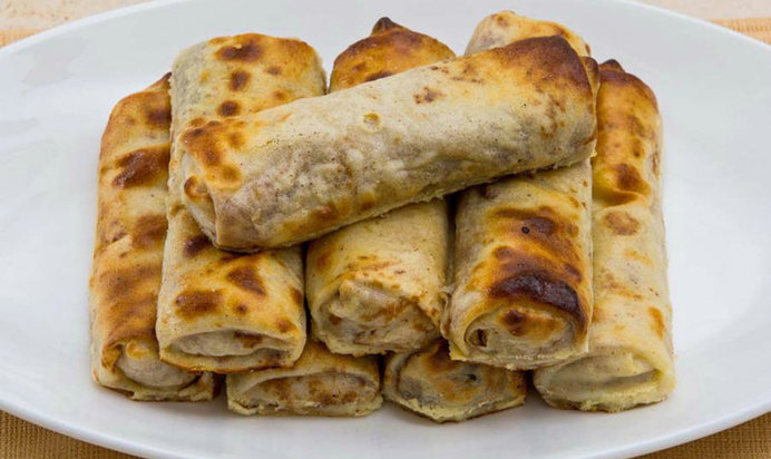 Блины с начинкой из молочного риса, запеченные в сметане