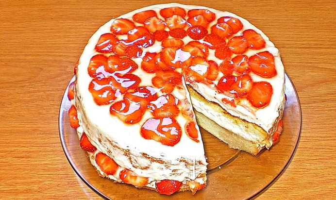 Бисквитный торт с клубникой