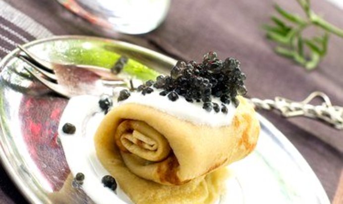 Тонкие гречневые блины со сметаной и черной икрой