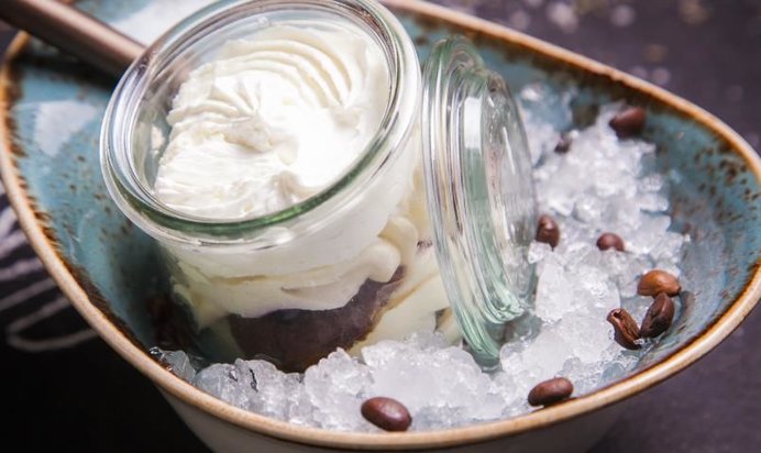 Овсяное тирамису с черничным джемом