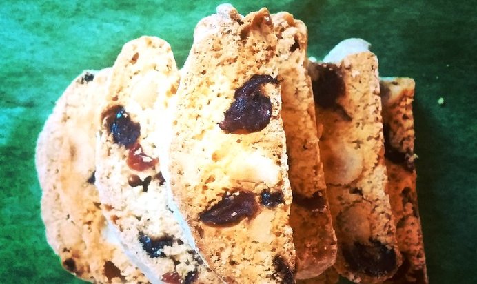 Бискотти с лесными орехами и клюквой