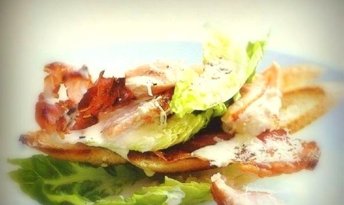 Салат Цезарь с ветчиной