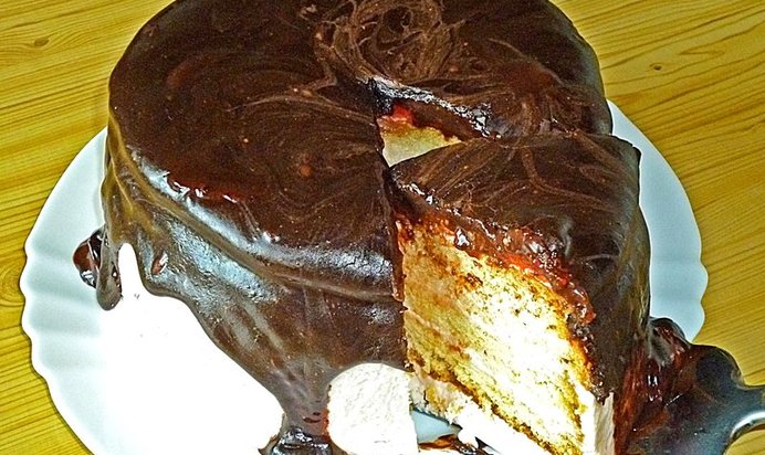 Торт с клубникой под шоколадом