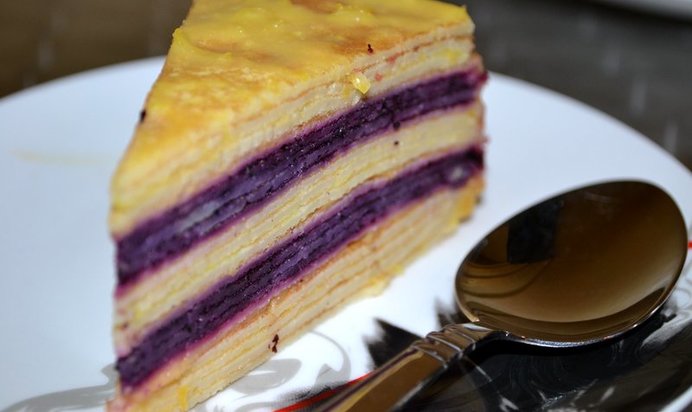 Блинный торт с лимонным курдом и черникой