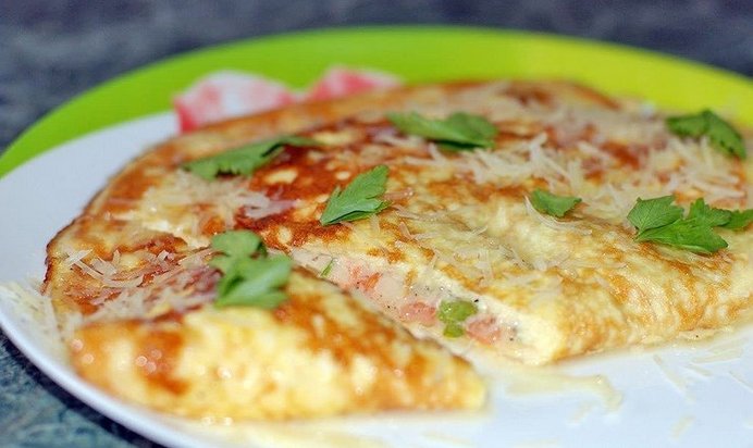 Омлет с зеленью и помидорами