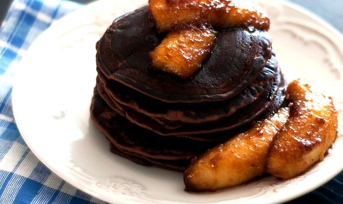 Шоколадные блинчики с карамелизированными бананами