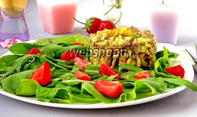 Салат с куриной печенью и клубникой