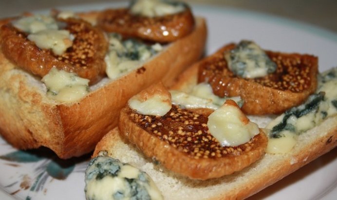 Брускетта с вяленым инжиром и голубым сыром