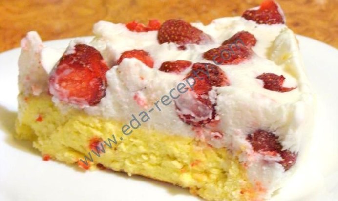 Легкий клубничный бисквитный торт-мороженое
