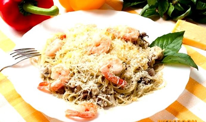 Спагетти с морским коктейлем