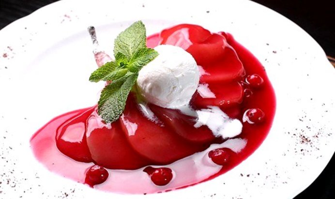 Груши, припущенные в портвейне с клюквенным соком, с сиропом из портвейна и йогуртовым кремом