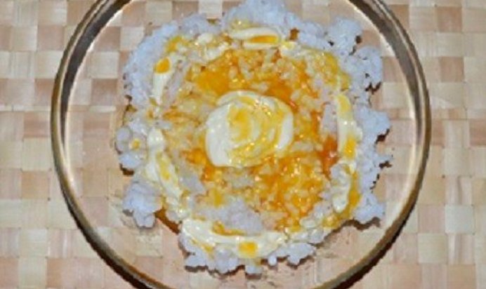 Рис с соусом из облепихового сиропа и майонеза