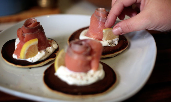 Блинчики с рыбой и сырным соусом