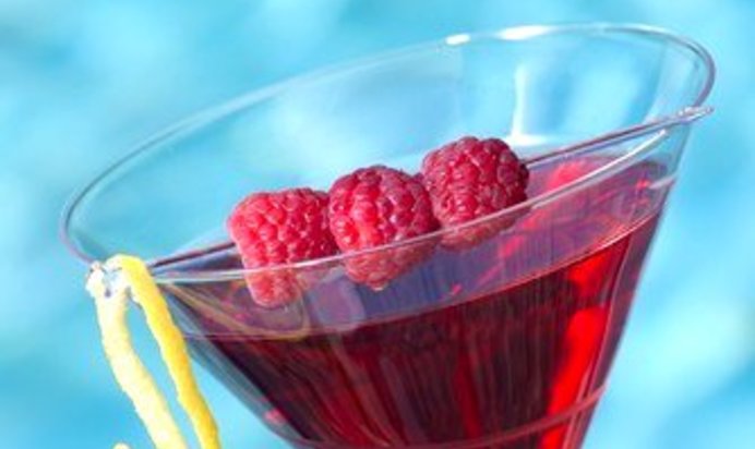 Коктейль «Космополитен» с малиной