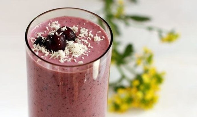 Кокосовый коктейль с ягодами