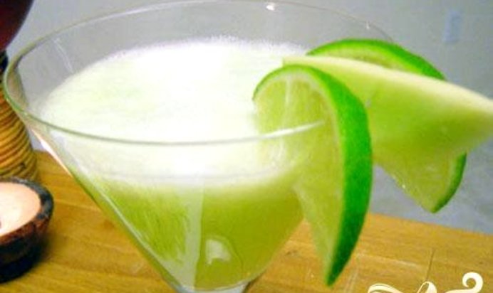 Напиток для взрослых с медовой дыней и огурцом