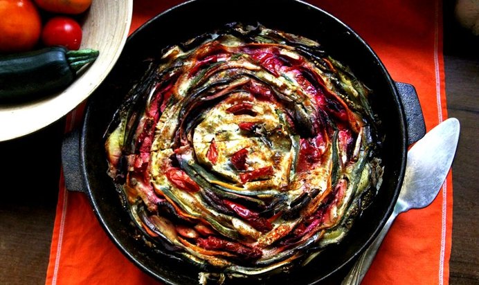 Овощная запеканка с баклажанами, сладким перцем, свеклой и помидорами