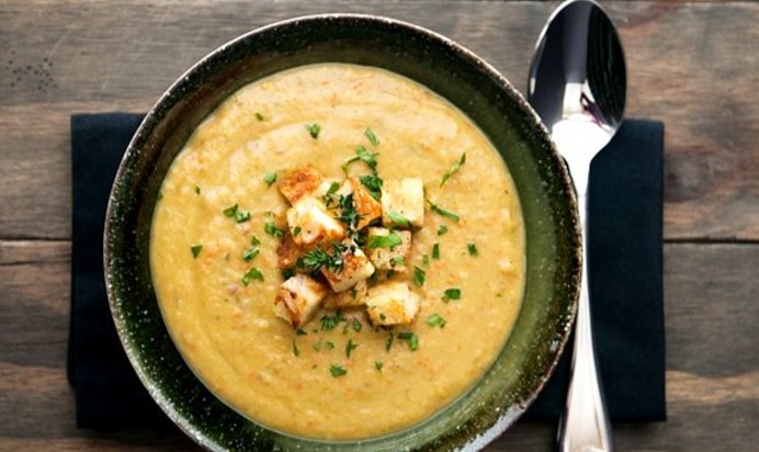 Гороховый суп-пюре с сухариками