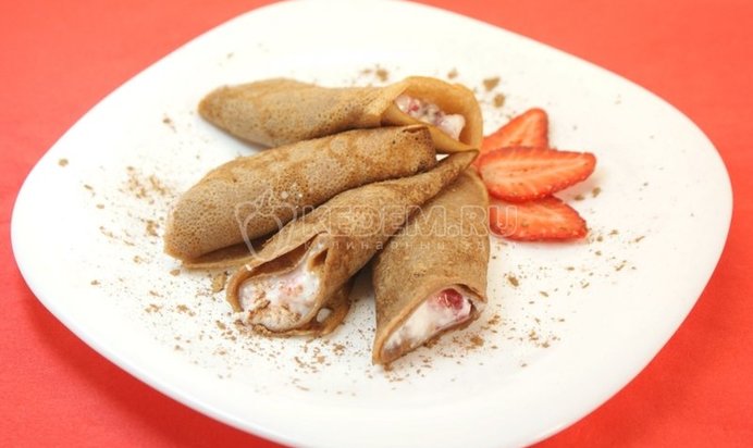 Шоколадные блины с творогом и клубникой