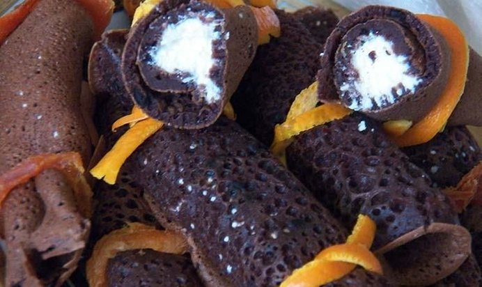 Шоколадные блины с творожной начинкой