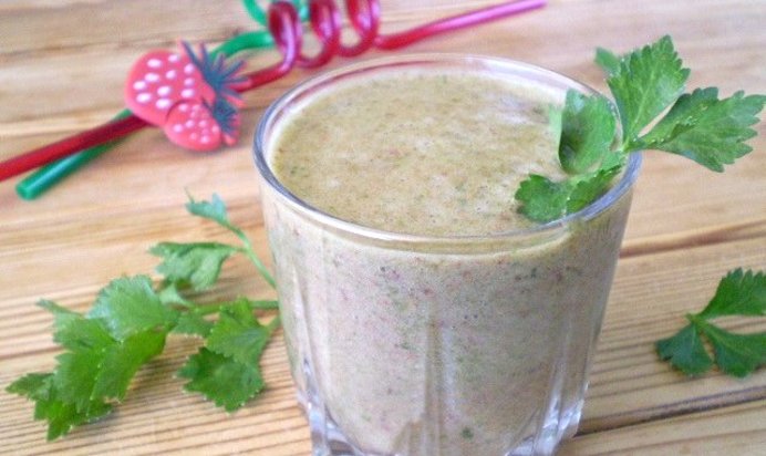 Зеленый коктейль с клубникой