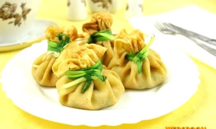 Блинные «мешочки» с курицей и сыром