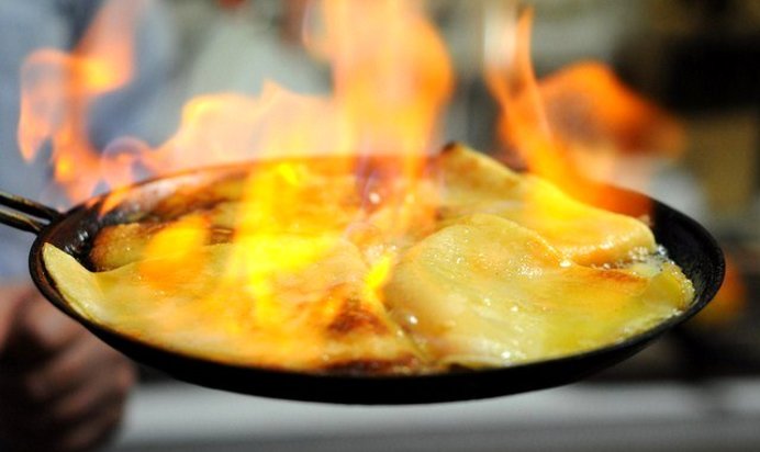 Сливочные блины в апельсиновом соусе