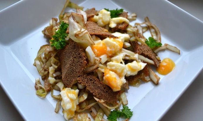 Салат из белокочанной капусты с яйцами в мешочек