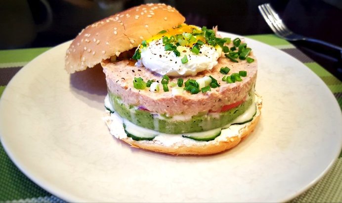 Бургер с тунцом и гуакамоле