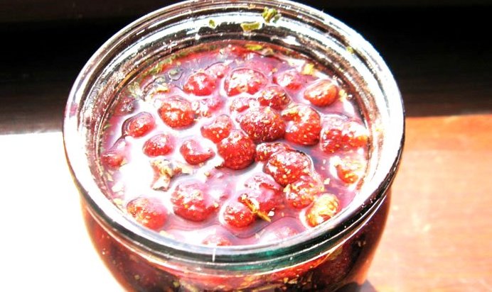 Земляничное варенье в сиропе