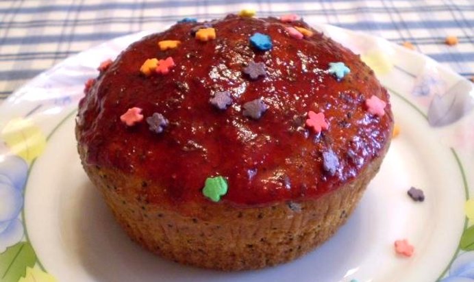 Маковые кексы с клубничной помадкой