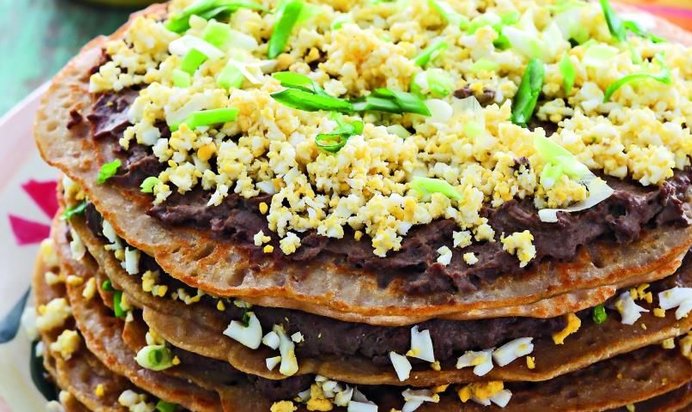 Блинный пирог с яйцами и печенкой