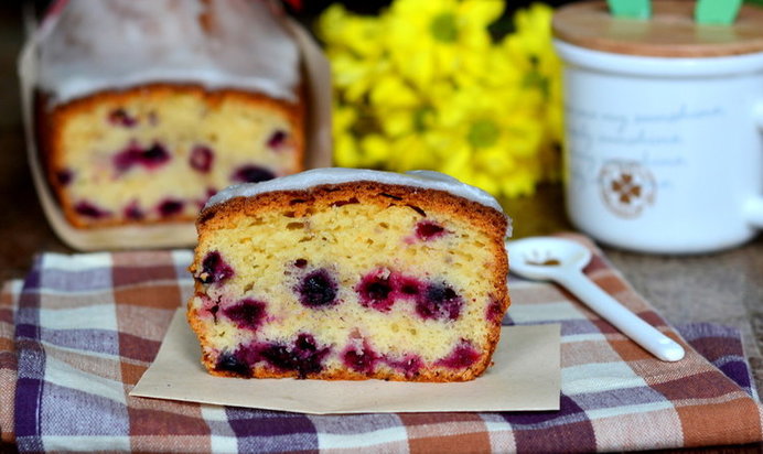 Кекс сметанный с черной смородиной