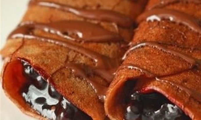 Вкусные блинчики шоколадные с черникой