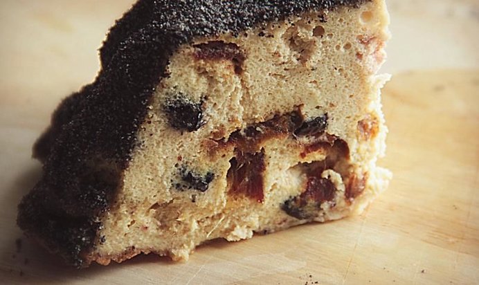 Творожная запеканка с маком и финиками