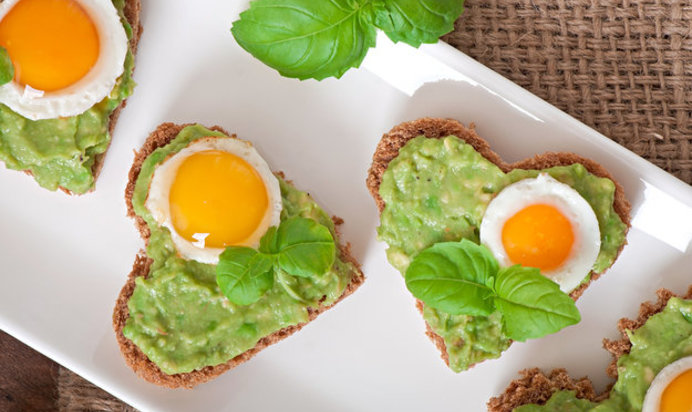 Тосты с авокадо и яйцом