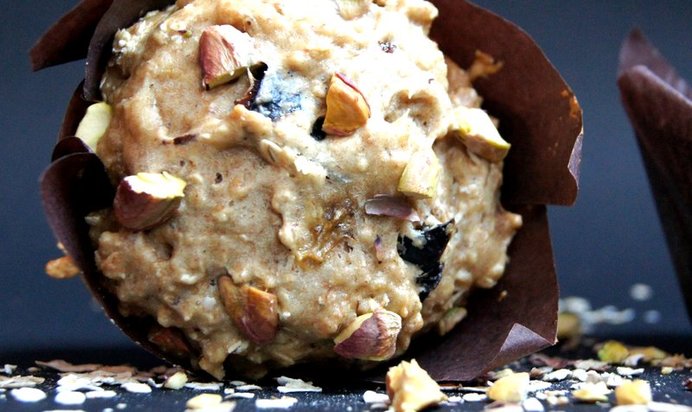 Цельнозерновые маффины с овсяными хлопьями, черносливом и миндалем