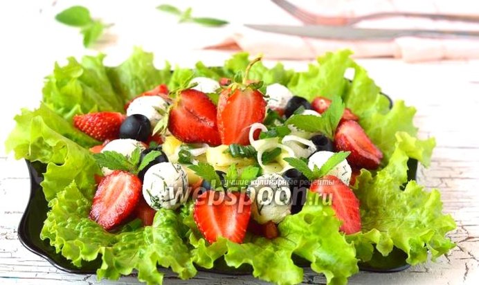 Салат с клубникой и творожно-чесночными шариками