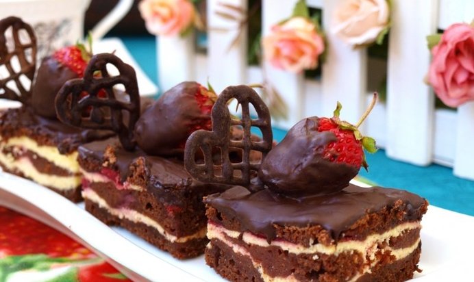 Брауни с творогом и клубникой