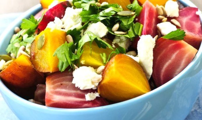 Теплый хрустящий салат с жареной моцареллой, свеклой, молодым картофелем и рукколой