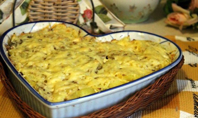 Картофельная запеканка с варено-копченым куриным рулетом и сыром