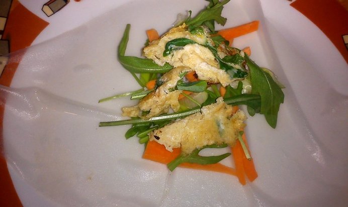 Рисовые блинчики с рукколой, морковью, луком и мясом