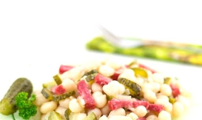 Салат из фасоли с сырокопчёной колбасой